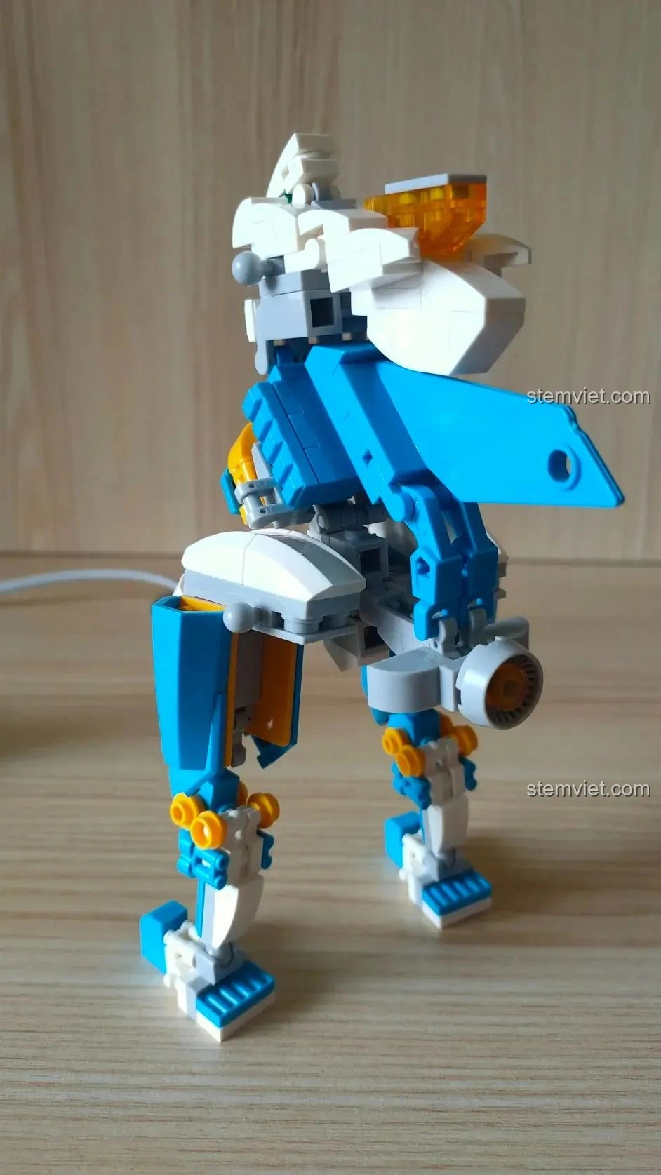 Cận cảnh phần lưng và chân của robot WOMA C0407 trong quá trình lắp ráp, cho thấy sự phức tạp và độ chi tiết của mô hình.