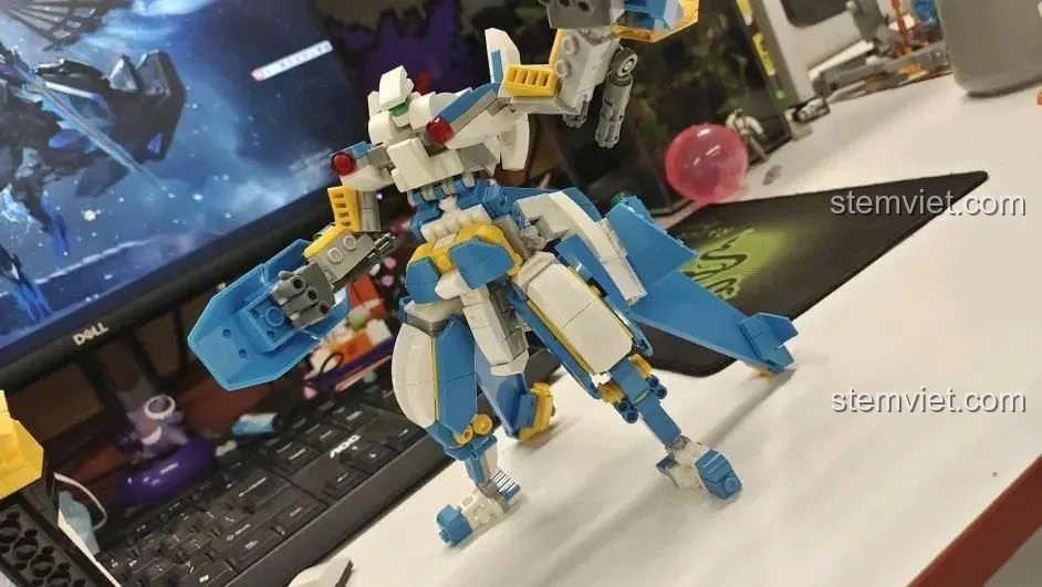 Robot WOMA C0407 Robot Biến Hình Không Trung Bá Vương - Thợ Săn Trời tạo dáng hành động.