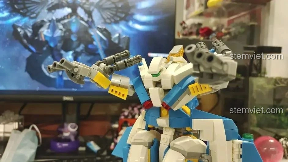 Robot WOMA C0407 Robot Biến Hình Không Trung Bá Vương - Thợ Săn Trời giơ súng lên cao.