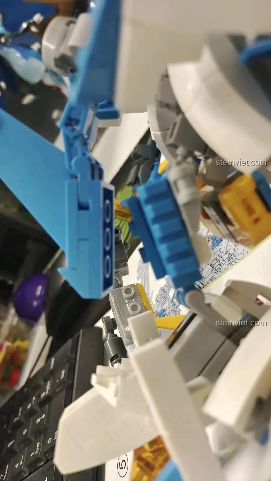 Lỗ phun phản lực ở phía sau robot WOMA C0407 có thể kết nối với chân đế.