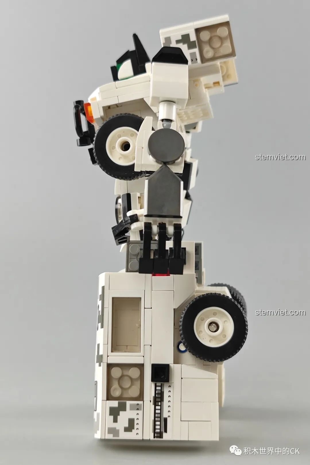 Góc nhìn bên hông của robot Zhegao QL0175, cho thấy cấu trúc khớp nối và sự cân đối của mô hình.