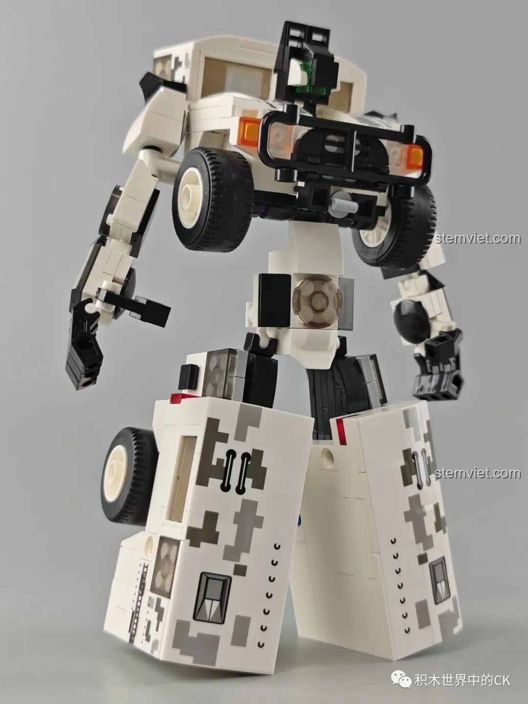 Robot Zhegao QL0175 trong tư thế chiến đấu, hai chân dang rộng và hai tay giơ lên đầy mạnh mẽ.