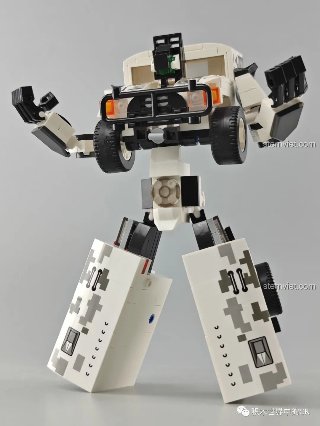 Robot Zhegao QL0175 trong tư thế hành động, hai tay giơ ra phía trước như đang thể hiện sức mạnh.