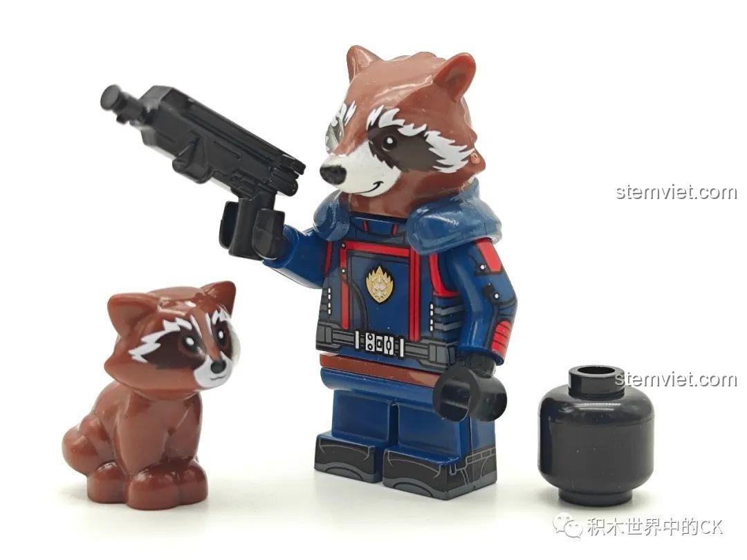Minifigure Rocket Raccoon XP-539 cùng với bé Rocket và vũ khí, một bộ đồ chơi lắp ráp đáng giá cho các bé.