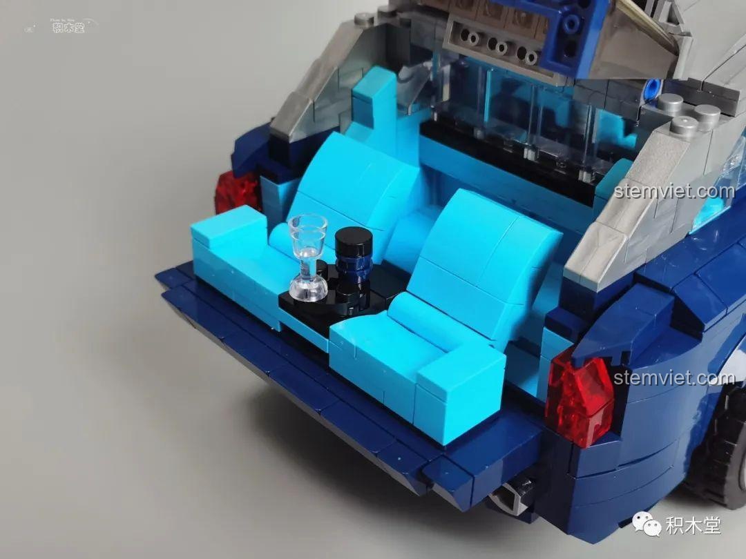 Mô hình Rolls-Royce Cullinan Mould King 10017 có thể đẩy đi và điều khiển bánh trước.