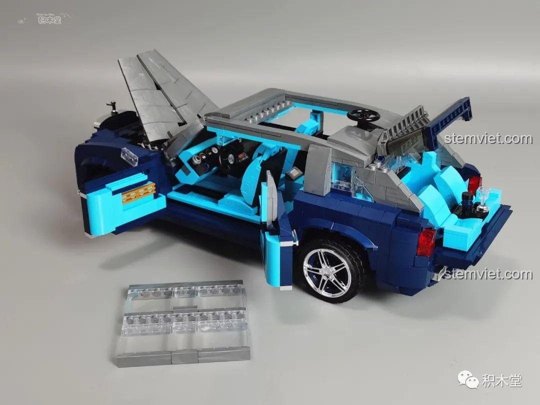 Cốp sau của Rolls-Royce Cullinan Mould King 10017 có thể lật ra 2 ghế phụ.