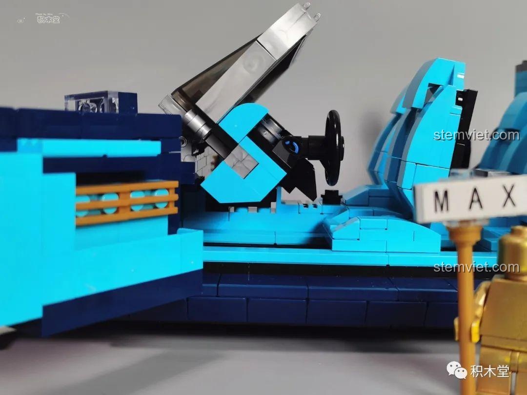 Mô hình Rolls-Royce Cullinan Mould King 10017 gần hoàn thiện, chuẩn bị lắp bánh xe.