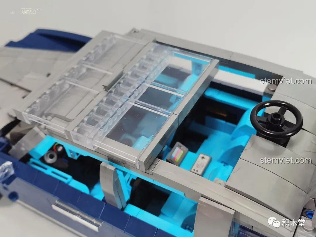 Ghế lái và ghế phụ có thể di chuyển, ngả lưng trong Rolls-Royce Cullinan Mould King 10017.