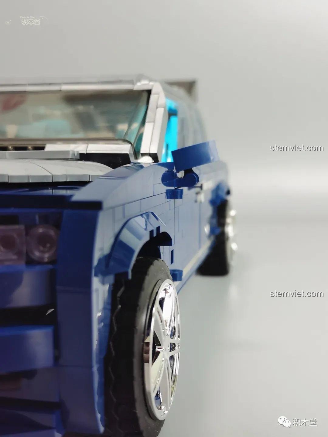 Mô hình Rolls-Royce Cullinan Mould King 10017 đã hoàn thành, nhìn từ góc 3/4 phía trước.