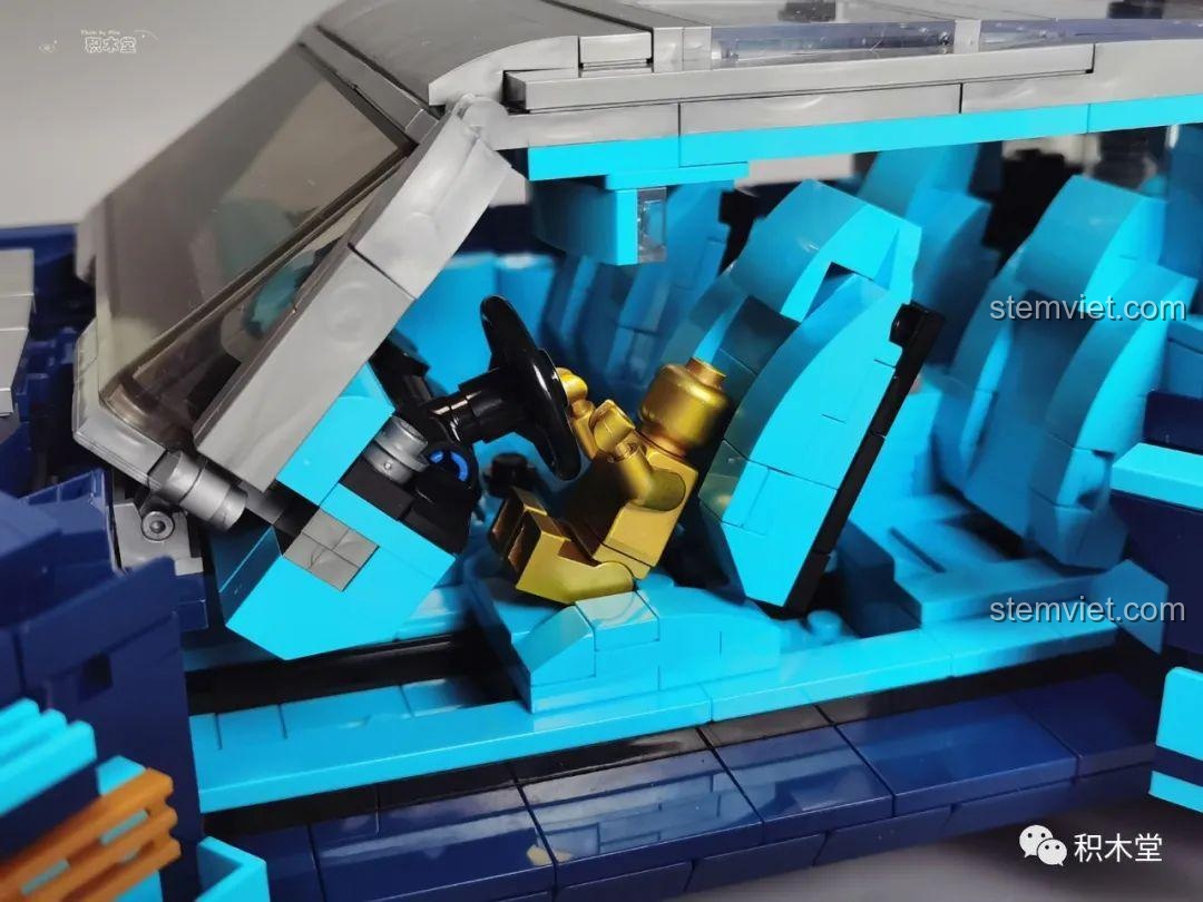 Mô hình Rolls-Royce Cullinan Mould King 10017 đã hoàn thành, nhìn từ góc 3/4 phía trước.