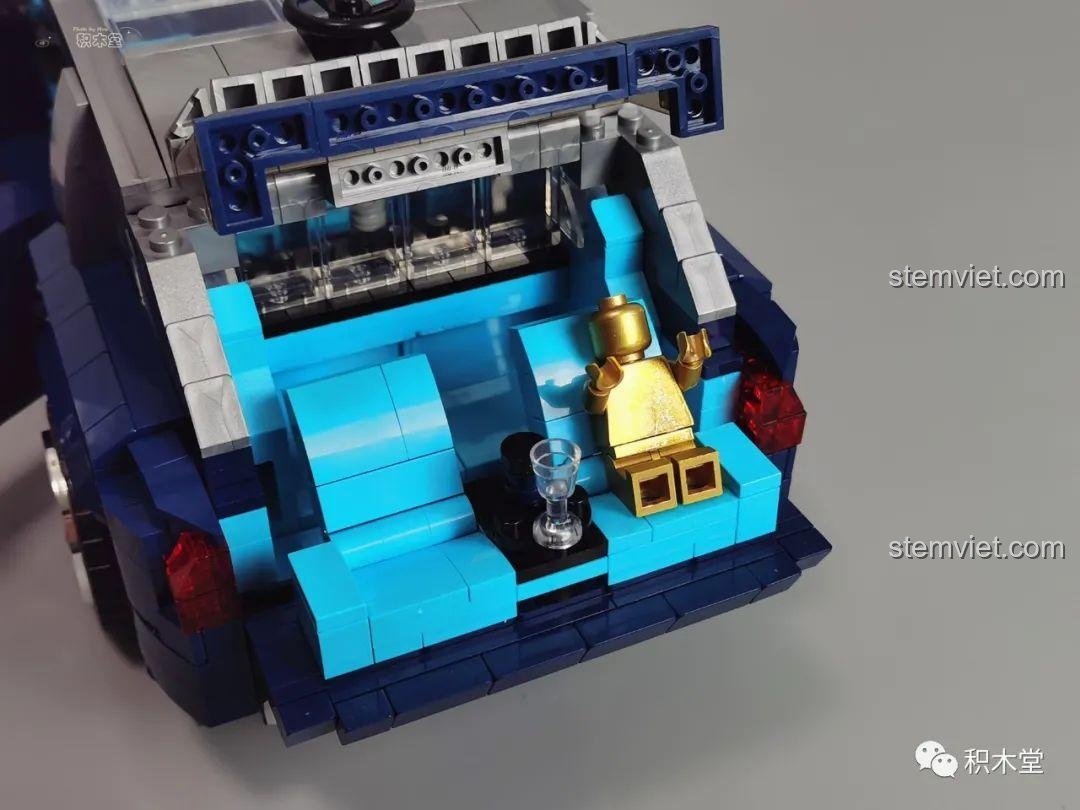 Mô hình Rolls-Royce Cullinan Mould King 10017 đã hoàn thành, nhìn từ góc 3/4 phía trước.