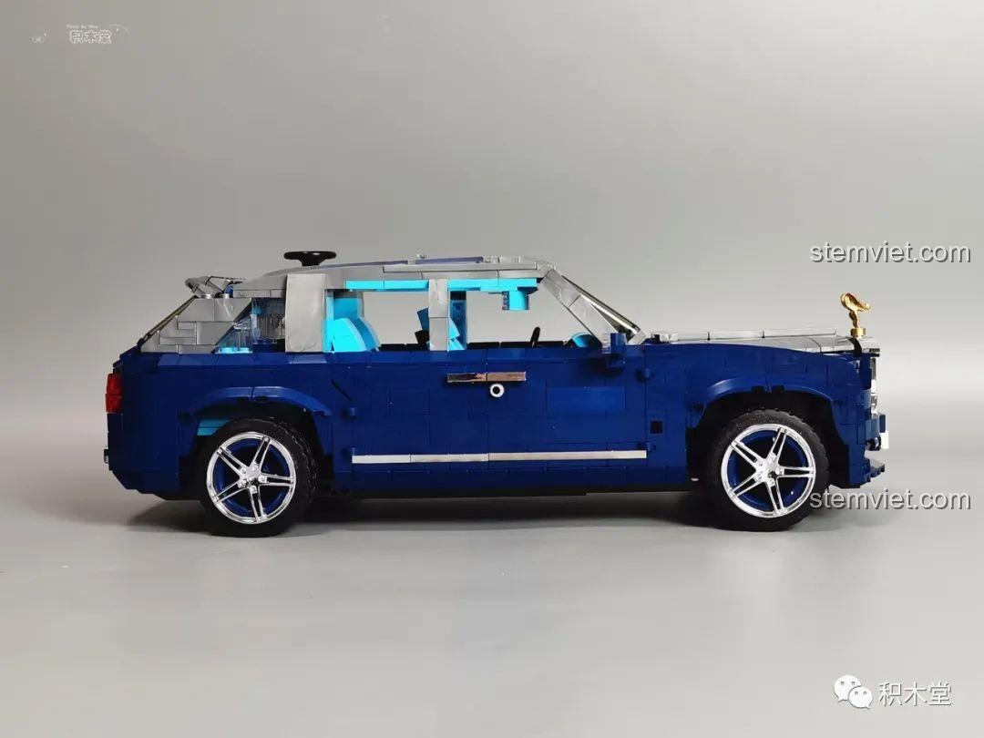 Mô hình Rolls-Royce Cullinan Mould King 10017 đã hoàn thành, nhìn từ góc 3/4 phía trước.