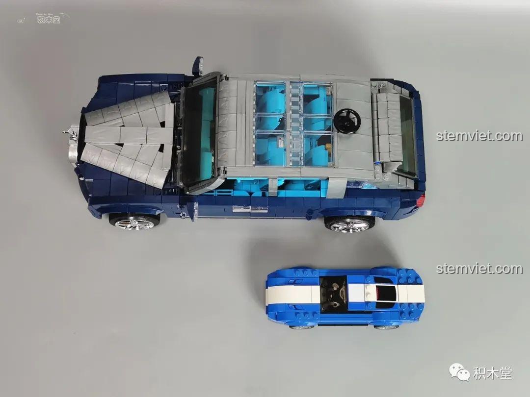 Mô hình Rolls-Royce Cullinan Mould King 10017 đã hoàn thành, nhìn từ góc 3/4 phía trước.