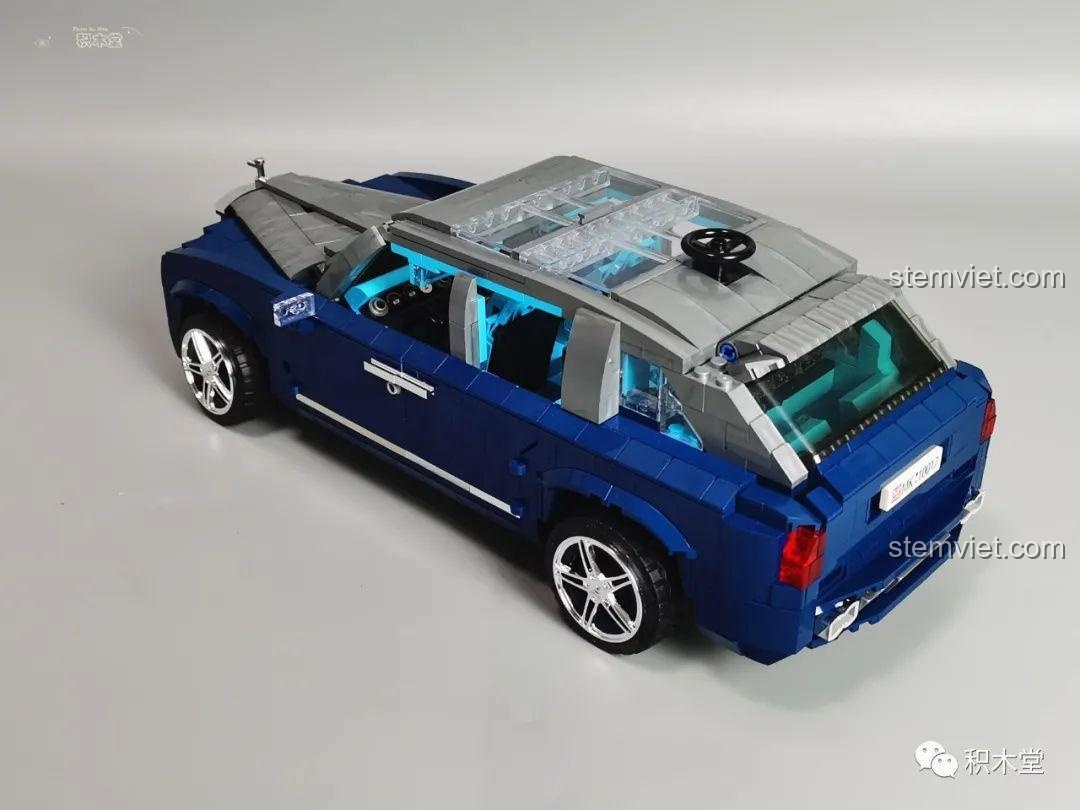 Mô hình Rolls-Royce Cullinan Mould King 10017 đã hoàn thành, nhìn từ góc phía sau.