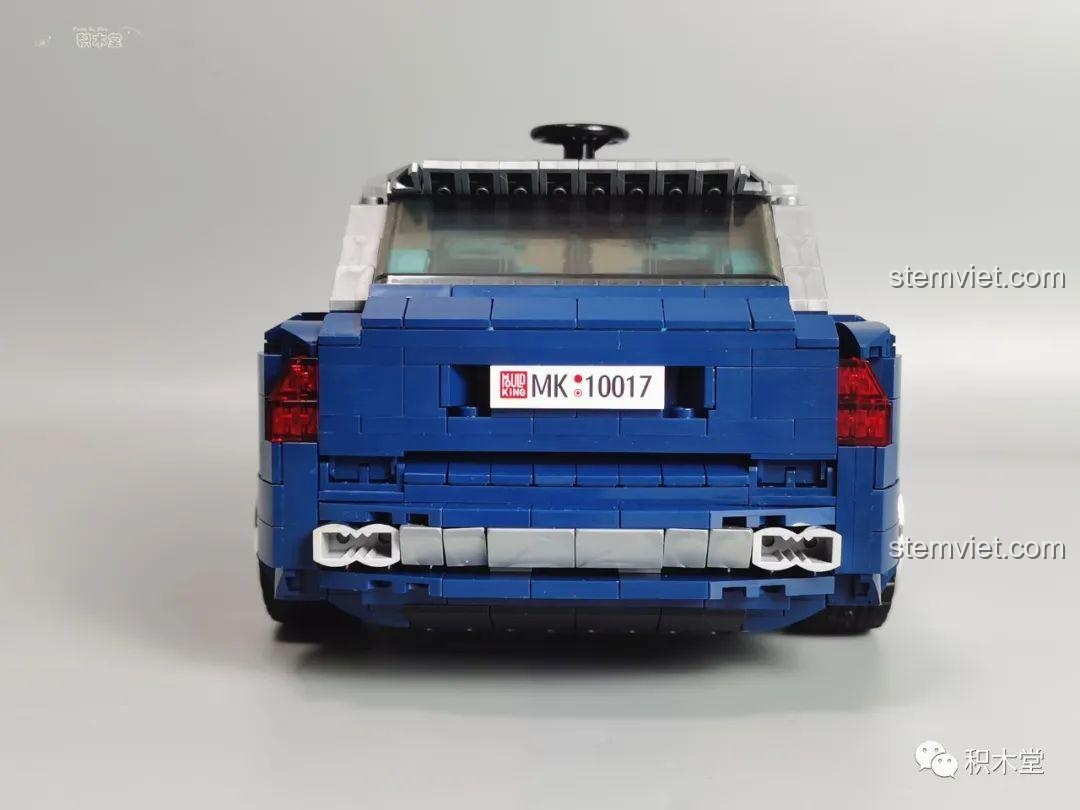 Mô hình Rolls-Royce Cullinan Mould King 10017 đã hoàn thành, nhìn từ trên cao phía sau.