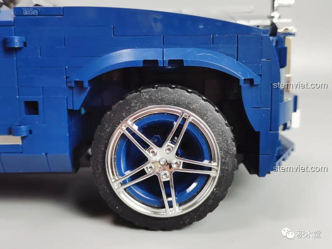 Mô hình Rolls-Royce Cullinan Mould King 10017 không theo tỉ lệ minifigure.