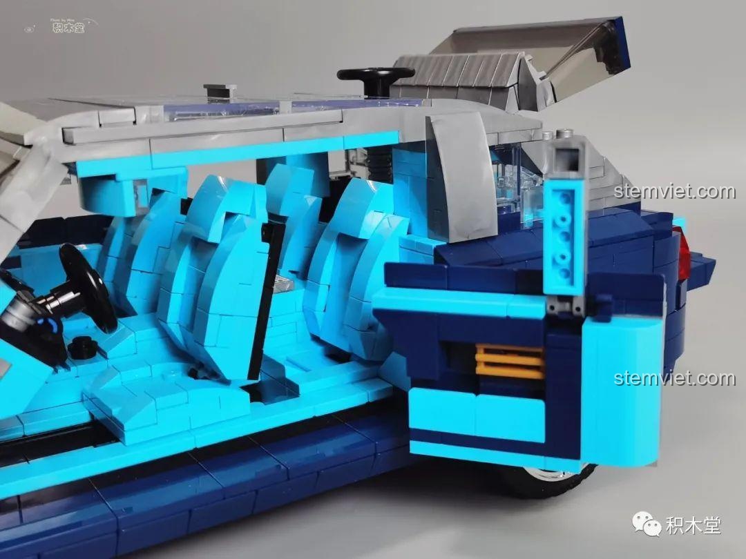 Mô hình Rolls-Royce Cullinan Mould King 10017 với logo Spirit of Ecstasy, nhìn trực diện.