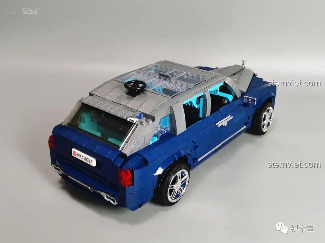 Mô hình Rolls-Royce Cullinan Mould King 10017 với tất cả các cửa mở, khoe nội thất.