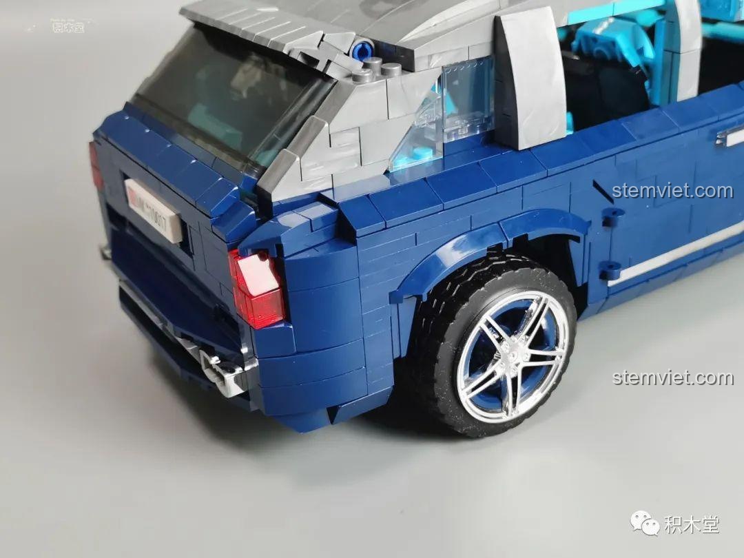 Mô hình Rolls-Royce Cullinan Mould King 10017 được nâng cấp logo Spirit of Ecstasy, tăng thêm vẻ sang trọng.