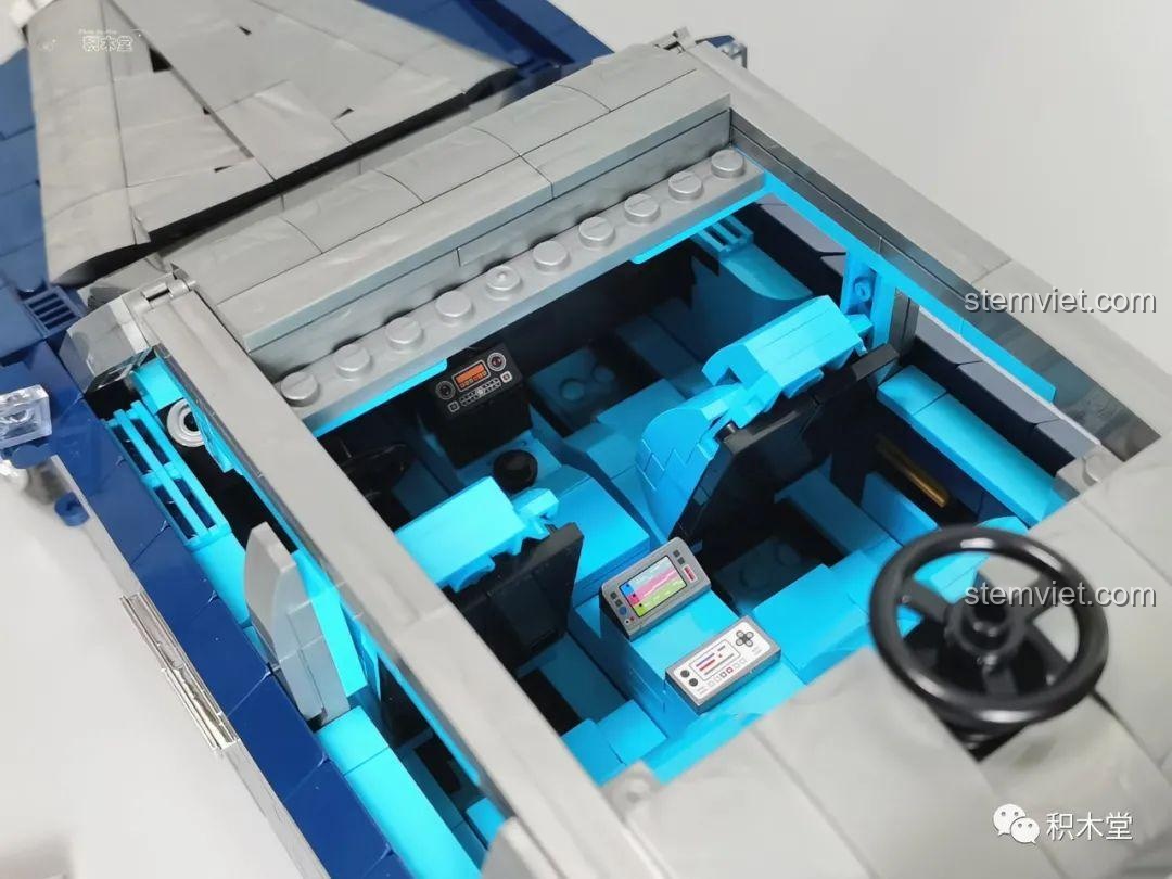 Nắp capo, cốp sau mở và cửa sổ trời tháo rời của Rolls-Royce Cullinan Mould King 10017.