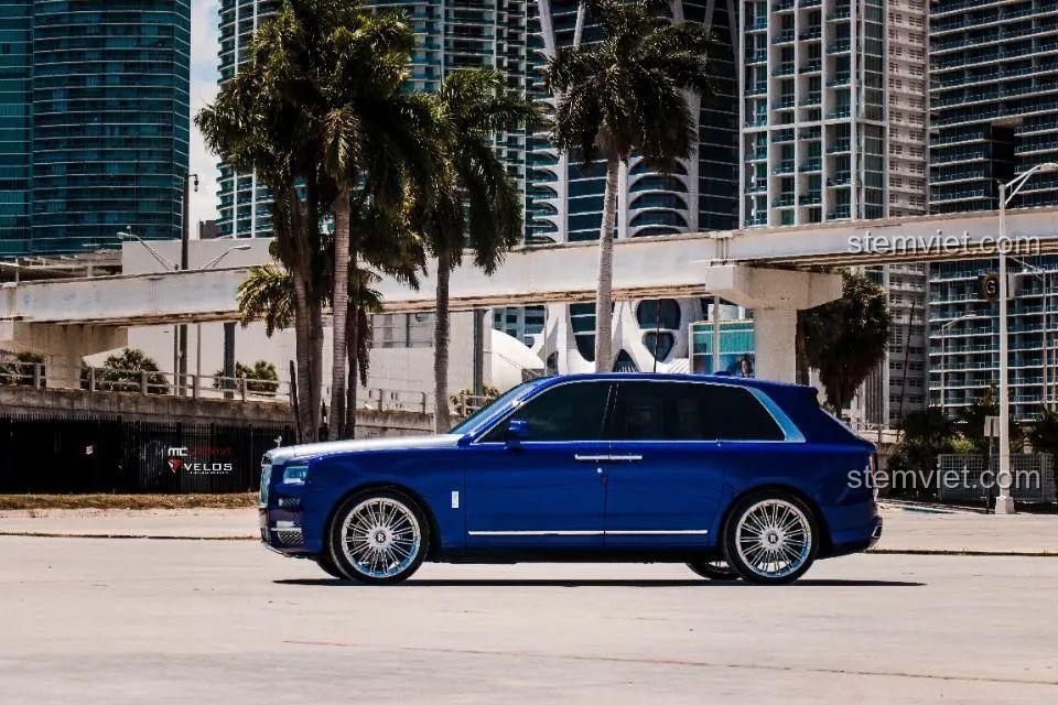 Mô hình Rolls-Royce Cullinan Mould King 10017 màu xanh dương nổi bật dưới ánh nắng, thể hiện vẻ đẹp SUV siêu sang.