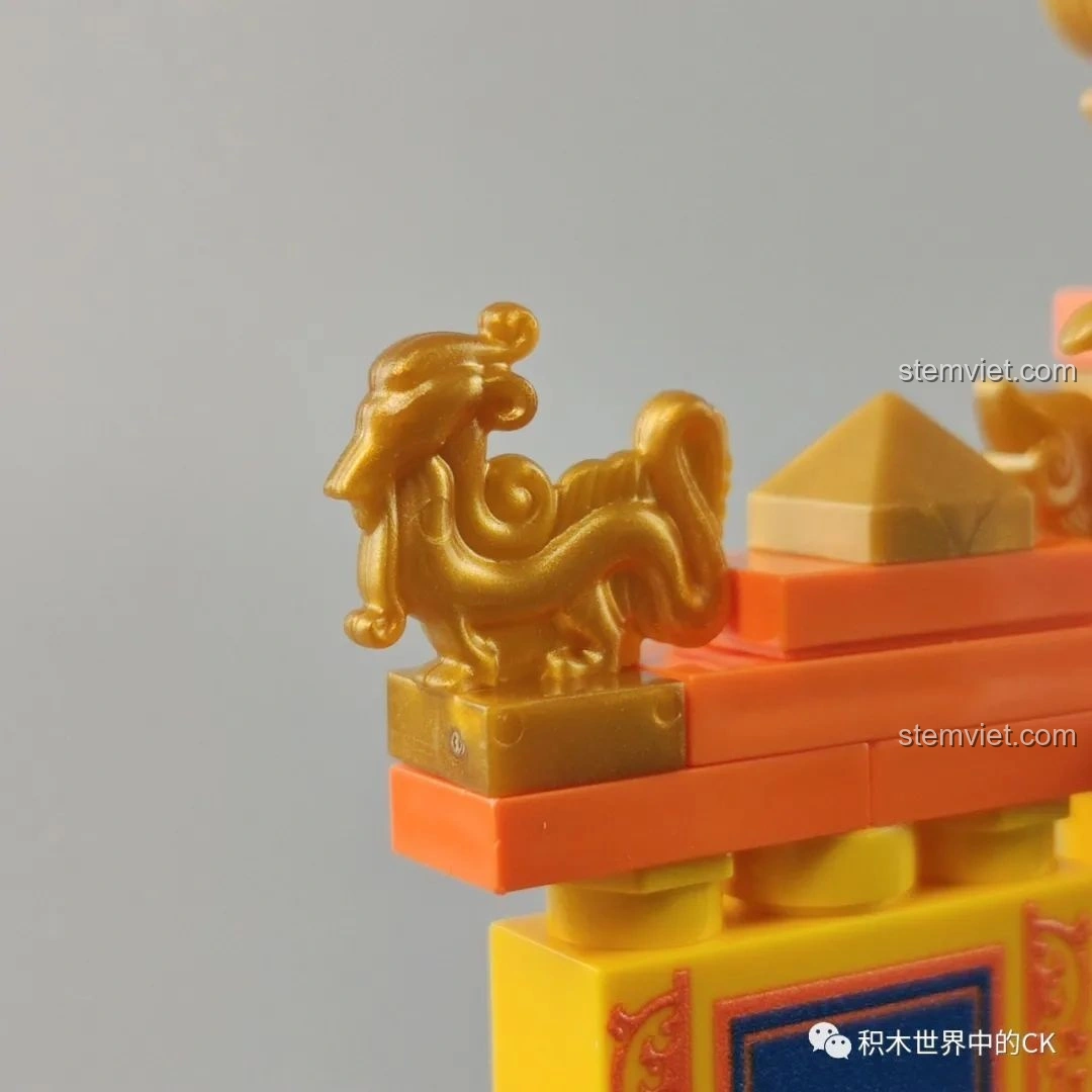 Cận cảnh chi tiết rồng vàng trên mái của bộ Keeppley K10143, chạm khắc tinh xảo, độc đáo.