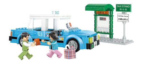 Bộ lắp ghép Royal Toys RT05 Taxi Xanh Hồng Kông với 3 minifigures đang chờ khách tại trạm, đồ chơi cho bé trai 6 tuổi giá rẻ.
