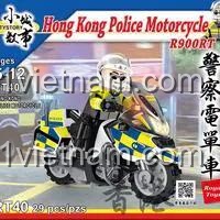 Ảnh chụp chi tiết bộ lắp ghép Mô tô Cảnh sát Hồng Kông RT40 của hãng Royal Toys, mô hình có màu trắng, xanh, vàng đặc trưng, phù hợp cho con trai từ 5 tuổi.