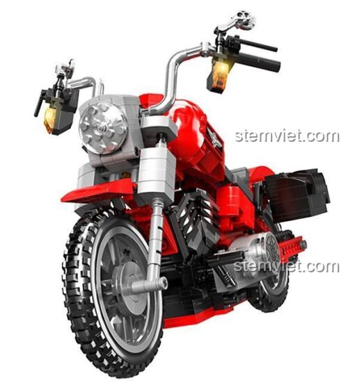 Bộ xếp hình 840 mô phỏng xe máy Harley-Davidson nhìn từ phía trước, với chi tiết đèn pha và tay lái mạ chrome sáng bóng.