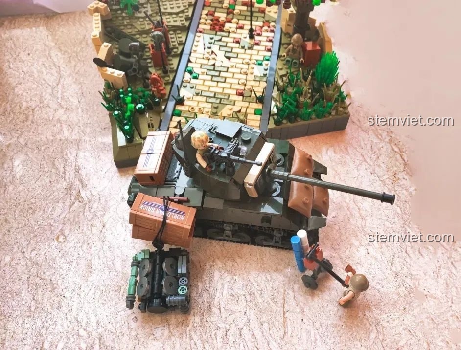 Góc nhìn từ trên cao của sa bàn MOC dựng từ bộ Sluban M38-B1110, nổi bật con đường lát gạch và xe tăng Sherman.