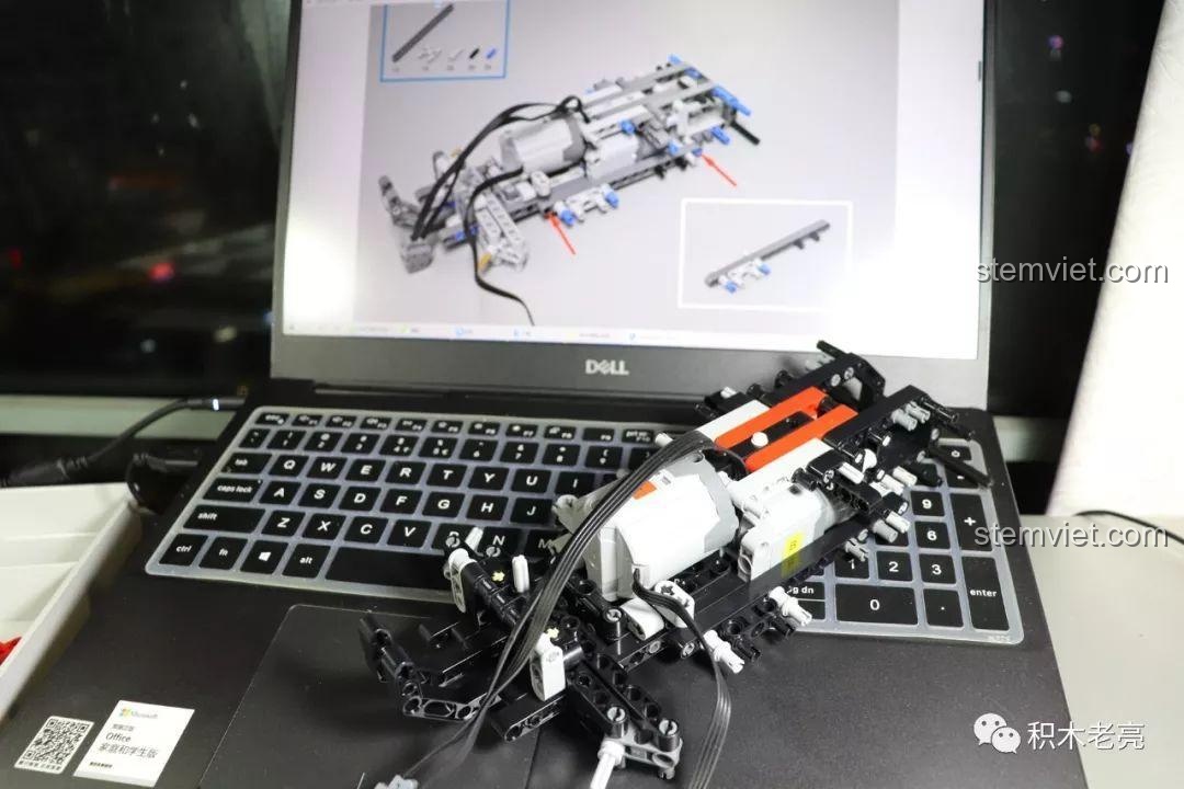 Sách hướng dẫn lắp ráp Mould King 13106 hiển thị chi tiết các bước và mảnh ghép cần thiết.