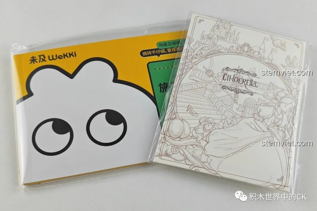 Sách hướng dẫn lắp ráp bộ xếp hình Wekki 506174 Sách Truyện Cổ Tích Lọ Lem, cùng một cuốn sách nhỏ khác.