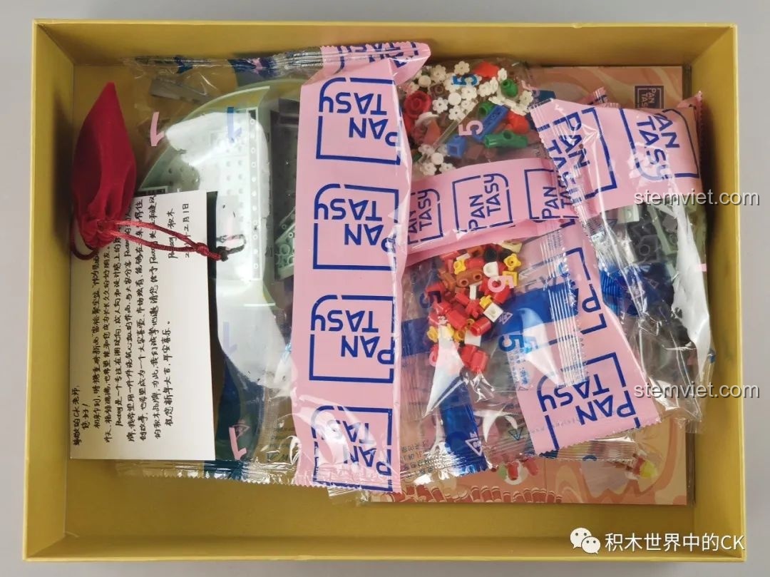 Sách hướng dẫn lắp ráp của bộ Bồn Tụ Bảo Phú Quý Pantasy 18003, thiết kế bìa đẹp mắt.