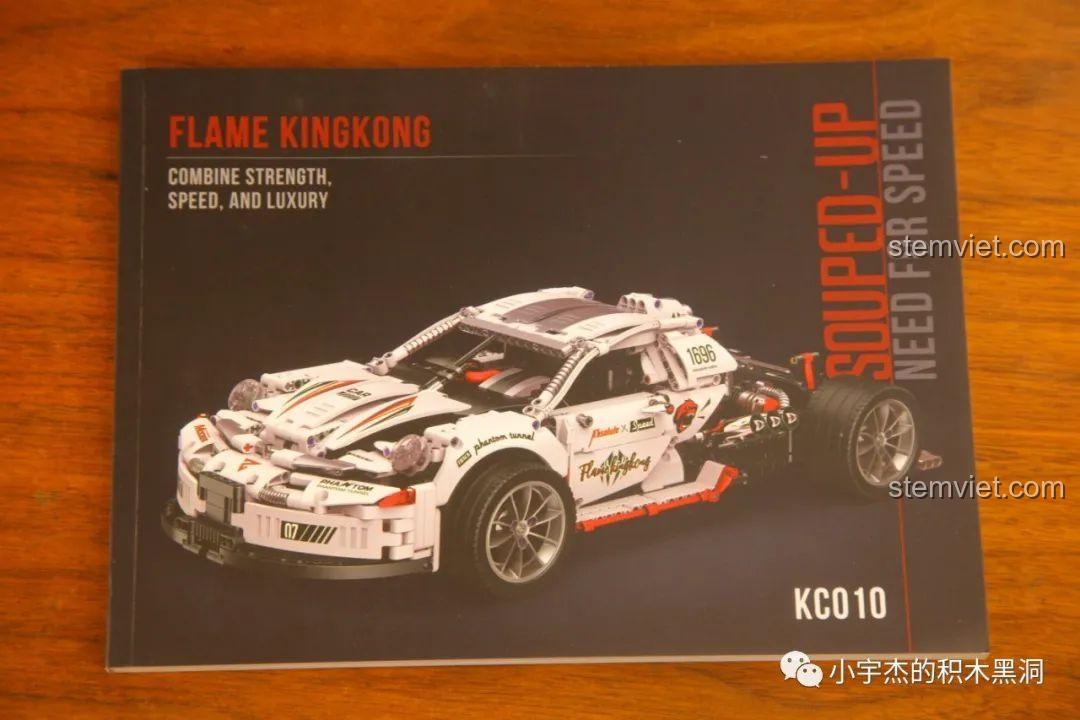 Cuốn sách hướng dẫn lắp ráp của bộ Xe đua Porsche 911 RSR độ KC 010, dày và được in chất lượng cao.