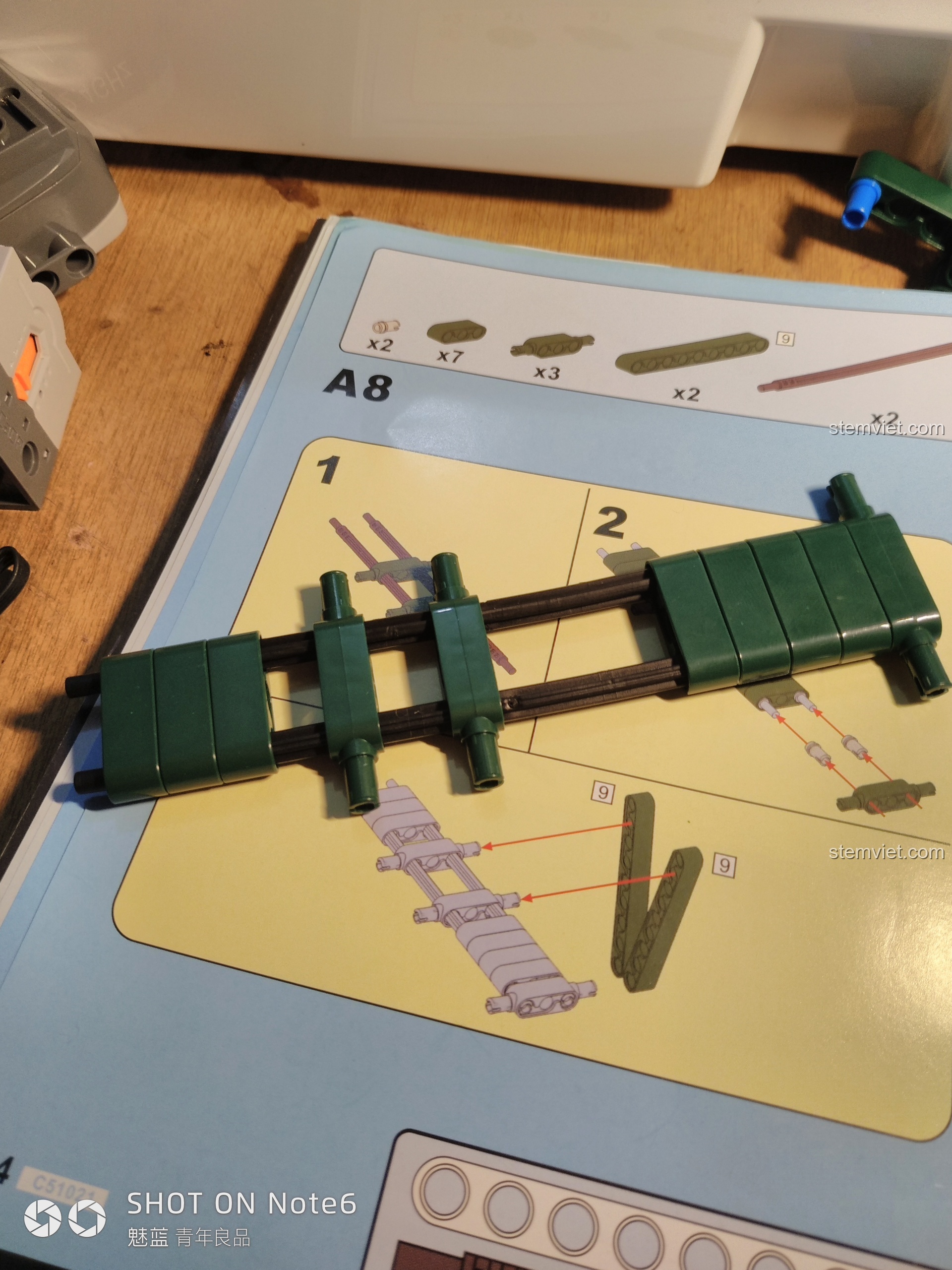 Sách hướng dẫn lắp ráp chi tiết của bộ CaDA C51021, chia thành các giai đoạn A và B rõ ràng.