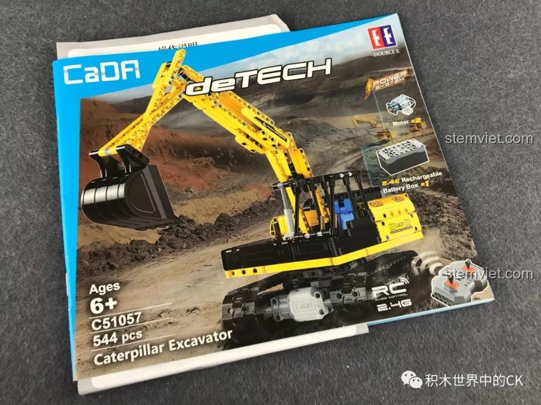 Sách hướng dẫn lắp ráp chi tiết của bộ CaDA C51057, hình ảnh in màu rõ nét giúp bé 6 tuổi dễ dàng làm theo.