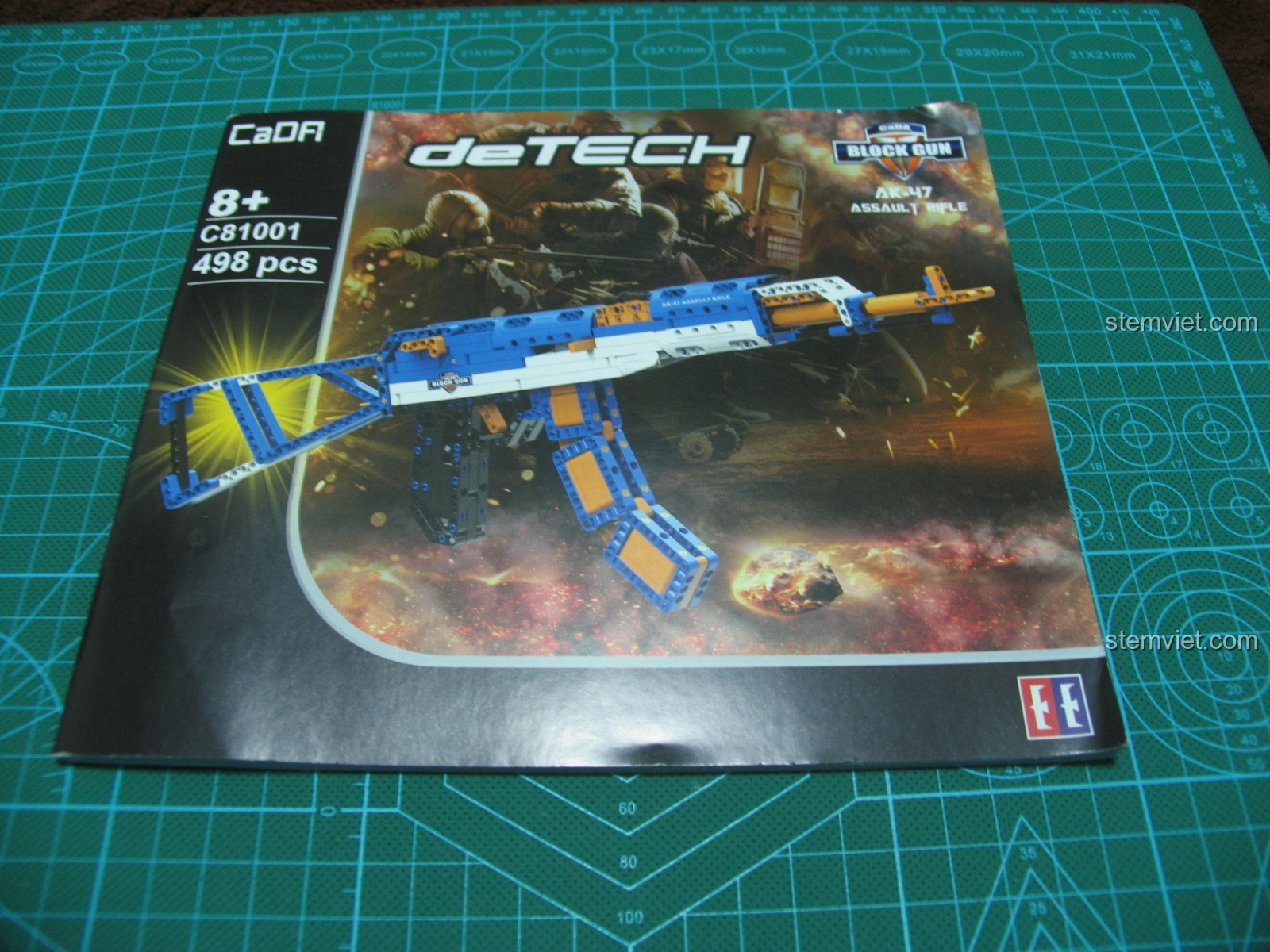Bìa sách hướng dẫn lắp ráp bộ đồ chơi mô hình Súng AK-47 CaDA C81001, hiển thị hình ảnh mô hình hoàn chỉnh và thông tin sản phẩm.