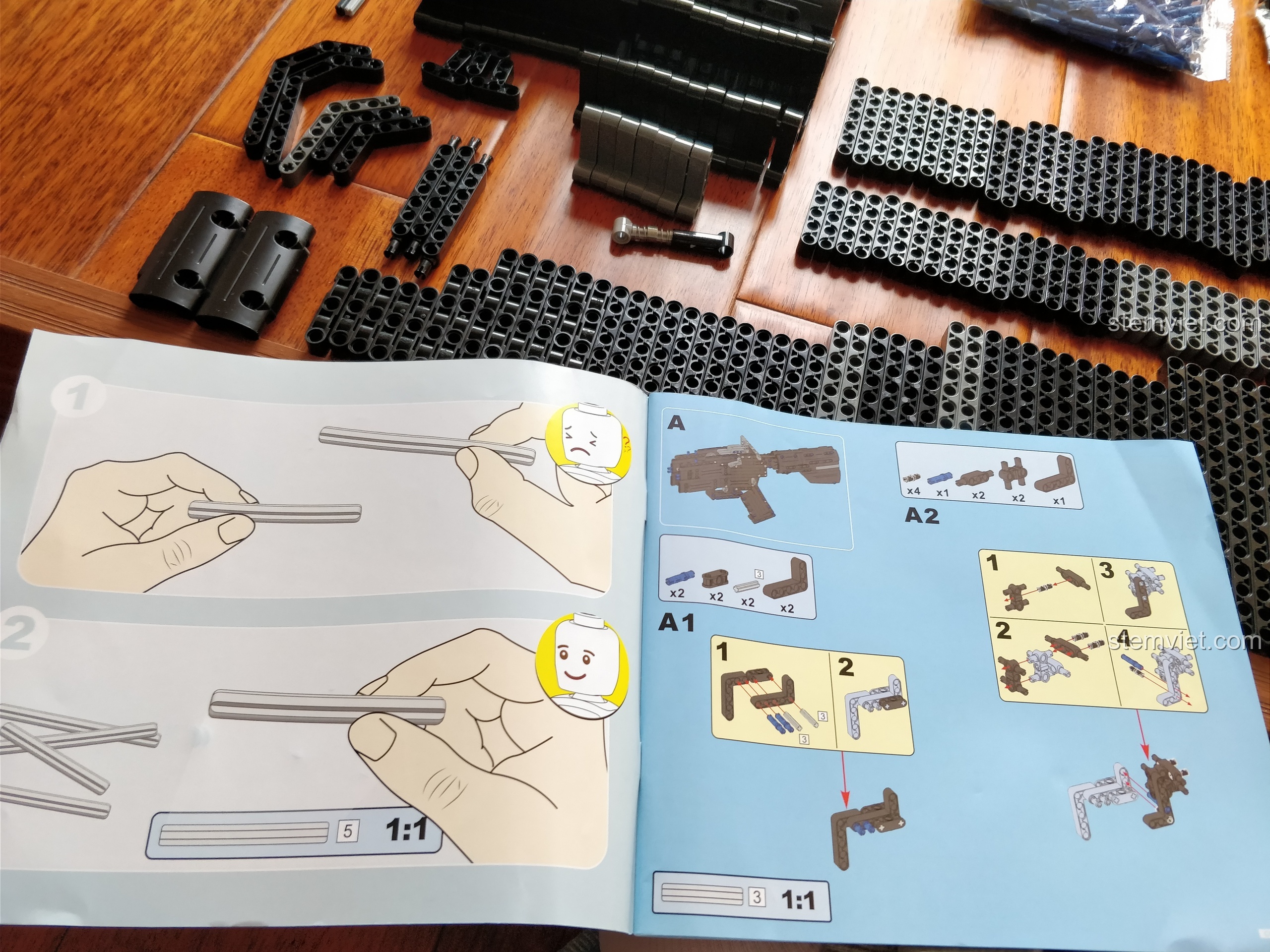 Sách hướng dẫn lắp ráp của CaDA C81005 với hình minh họa rõ ràng và thước đo tỉ lệ 1:1 cho các chi tiết trục.