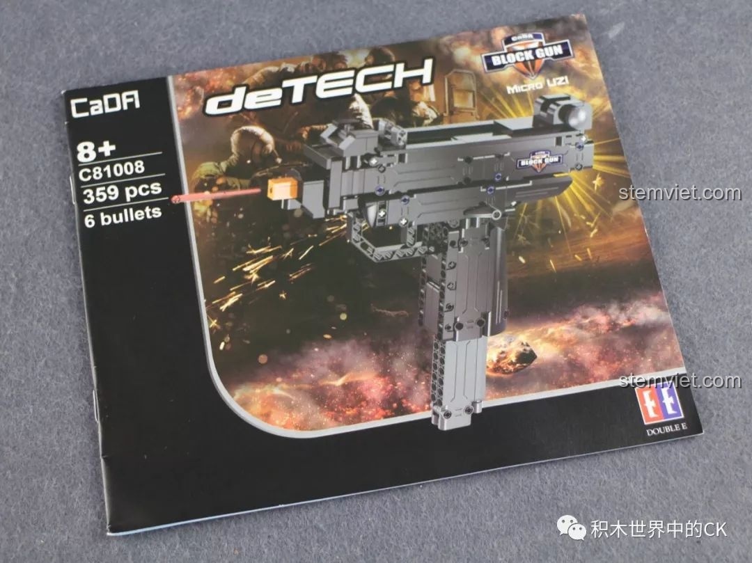 Sách hướng dẫn lắp ráp chi tiết của bộ đồ chơi mô hình Súng UZI CaDA C81008, bìa sách in màu sắc nét.