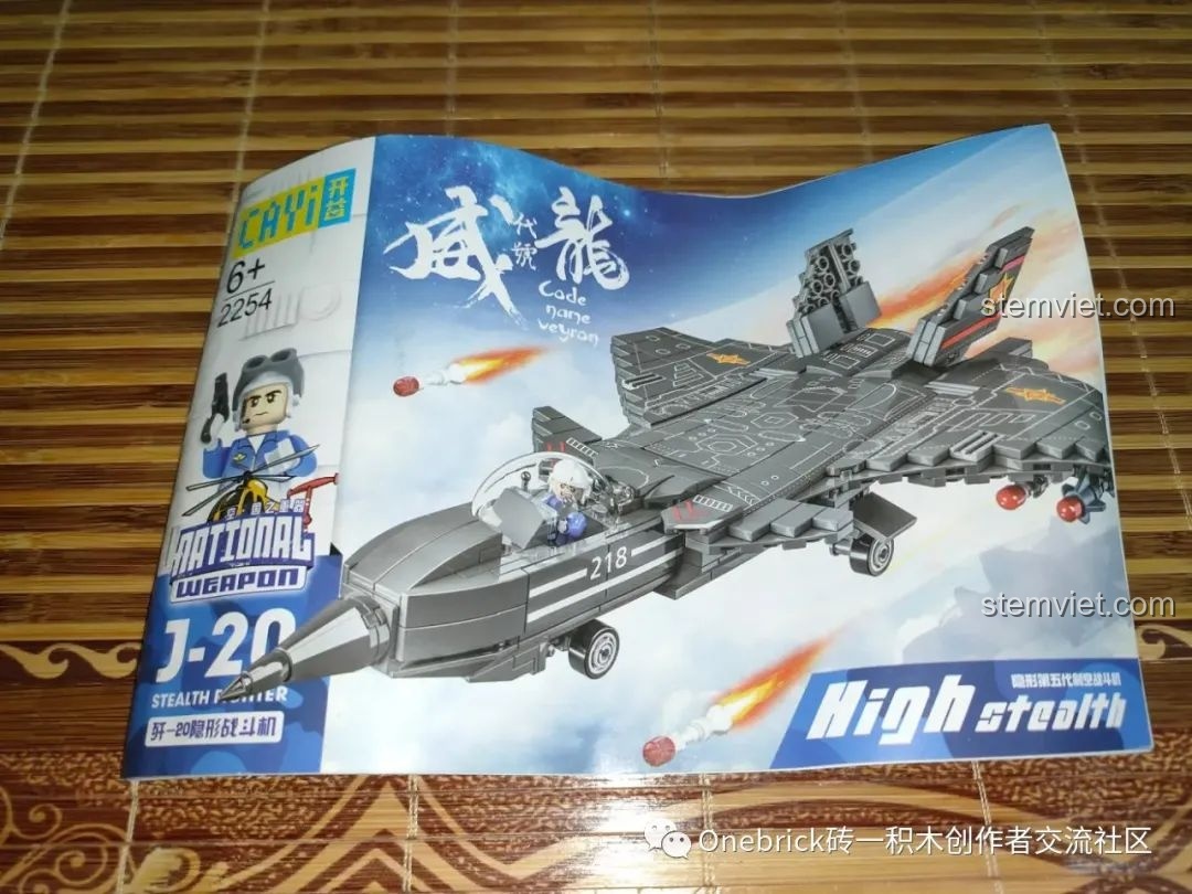 Bìa trước của sách hướng dẫn lắp ráp bộ CAYI 2254 Máy bay chiến đấu J-20, thiết kế đẹp mắt.