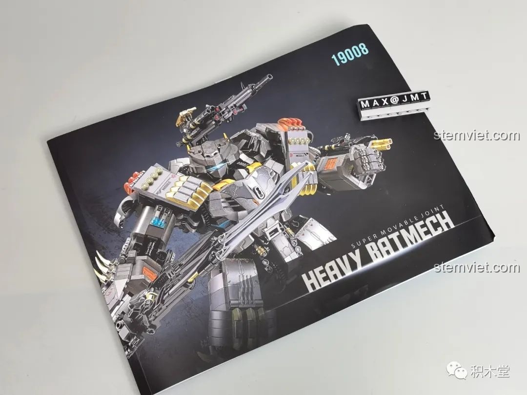 Sách hướng dẫn lắp ráp của bộ đồ chơi mô hình 19008 với bìa in hình Robot Batmech Hạng Nặng.