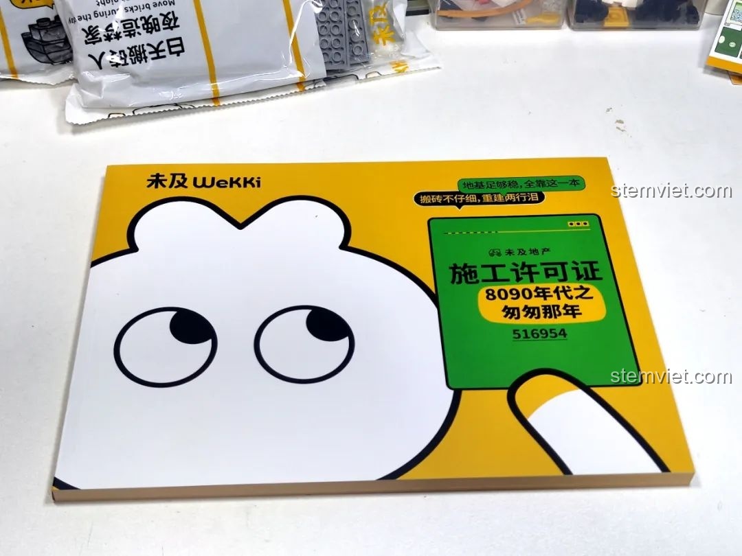 Bìa sách hướng dẫn lắp ráp bộ Wekki 516954 được thiết kế độc đáo như một cuốn sổ 'giấy phép thi công'.