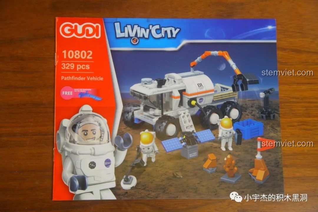 Sách hướng dẫn lắp ráp chi tiết của bộ GUDI 10802 Xe khám phá hành tinh, hình ảnh in màu rõ ràng, dễ theo dõi.
