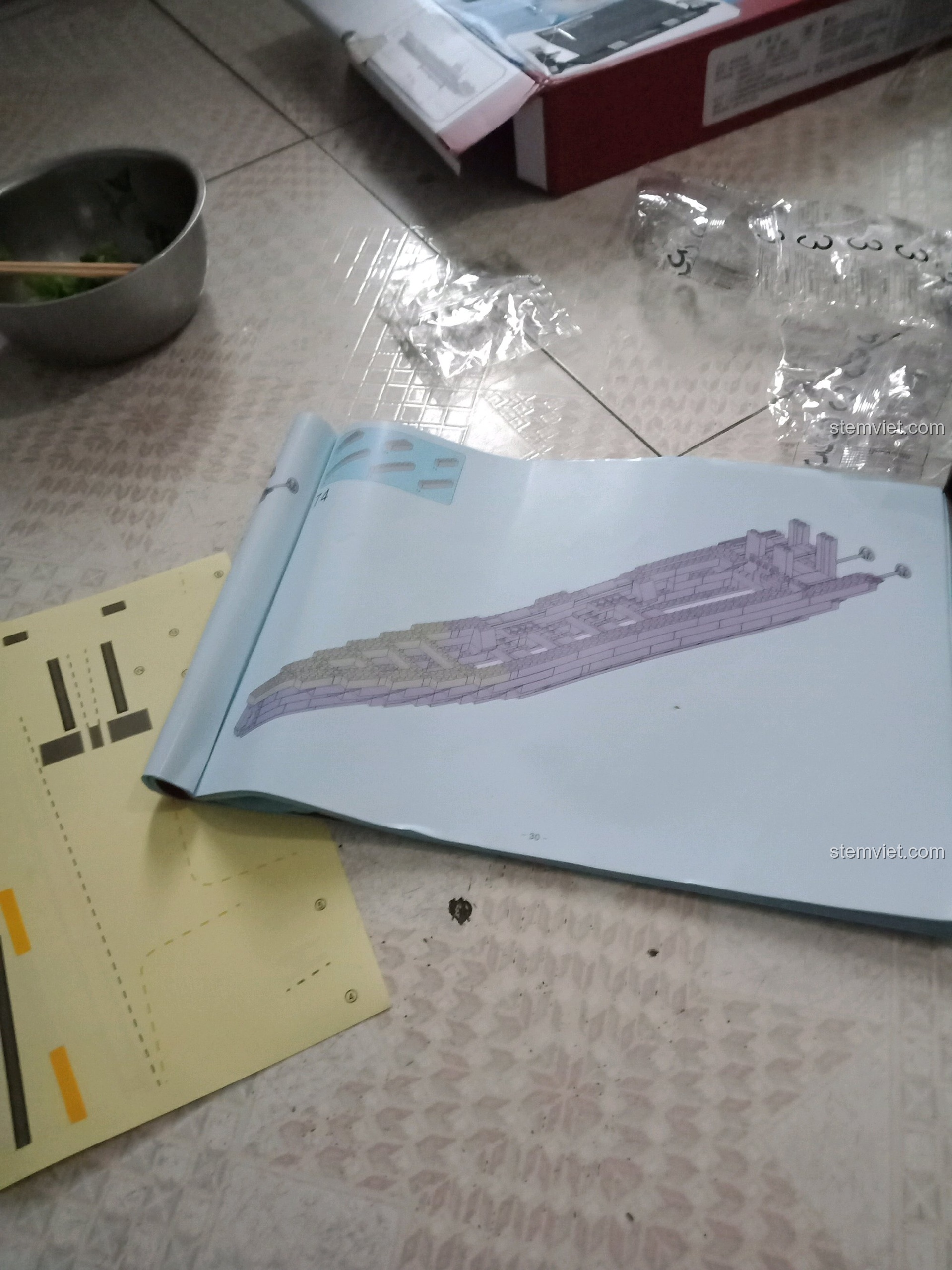 Sách hướng dẫn lắp ráp chi tiết của bộ xếp hình Mô tàu sân bay lớp Kitty Hawk 10002.