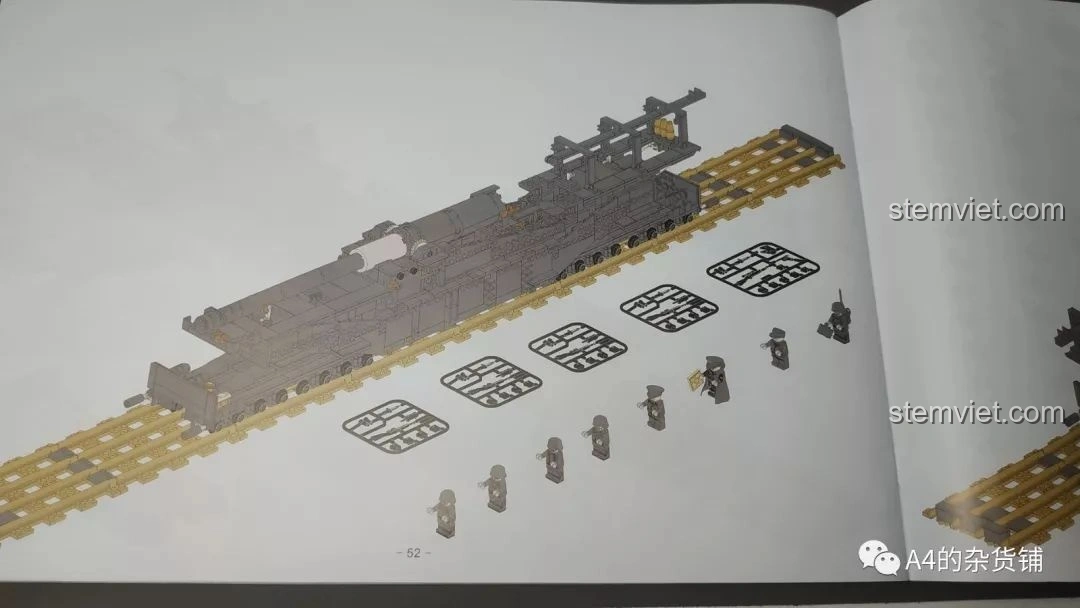 Sách hướng dẫn lắp ráp KAZI KY10005 Pháo Xe Lửa Dora 800mm Đức mở ra, hiển thị các bước đầu tiên và các minifigure đi kèm.