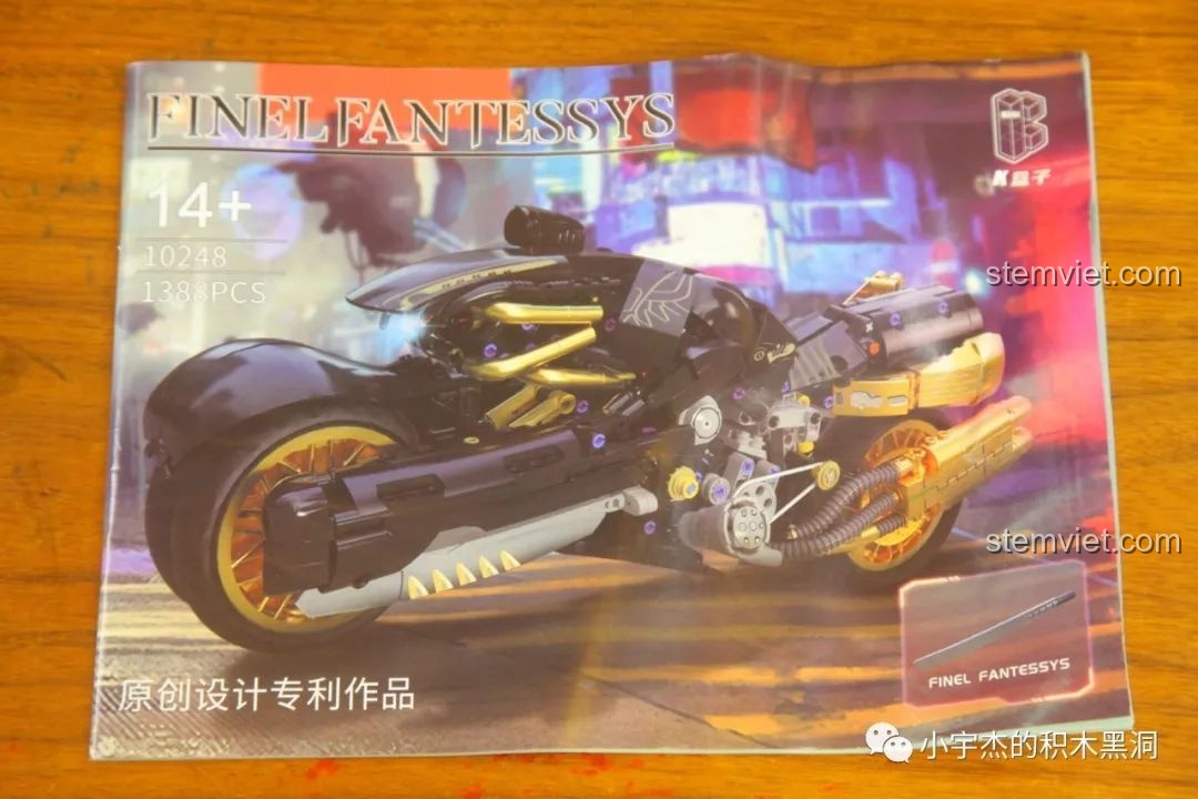 Sách hướng dẫn lắp ráp của bộ Mô tô Fenrir Sói Lửa Final Fantasy VII KBox 10248, với hình ảnh mô hình trên bìa.