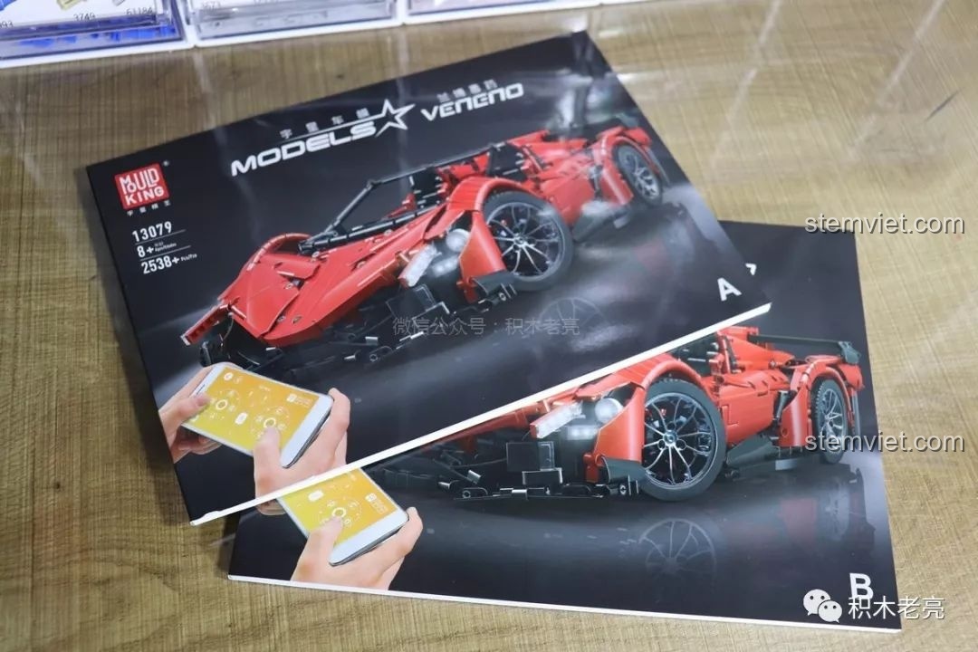 Hai quyển sách hướng dẫn lắp ráp chi tiết cho bộ đồ chơi Lamborghini Veneno cho trẻ em trên 8 tuổi.