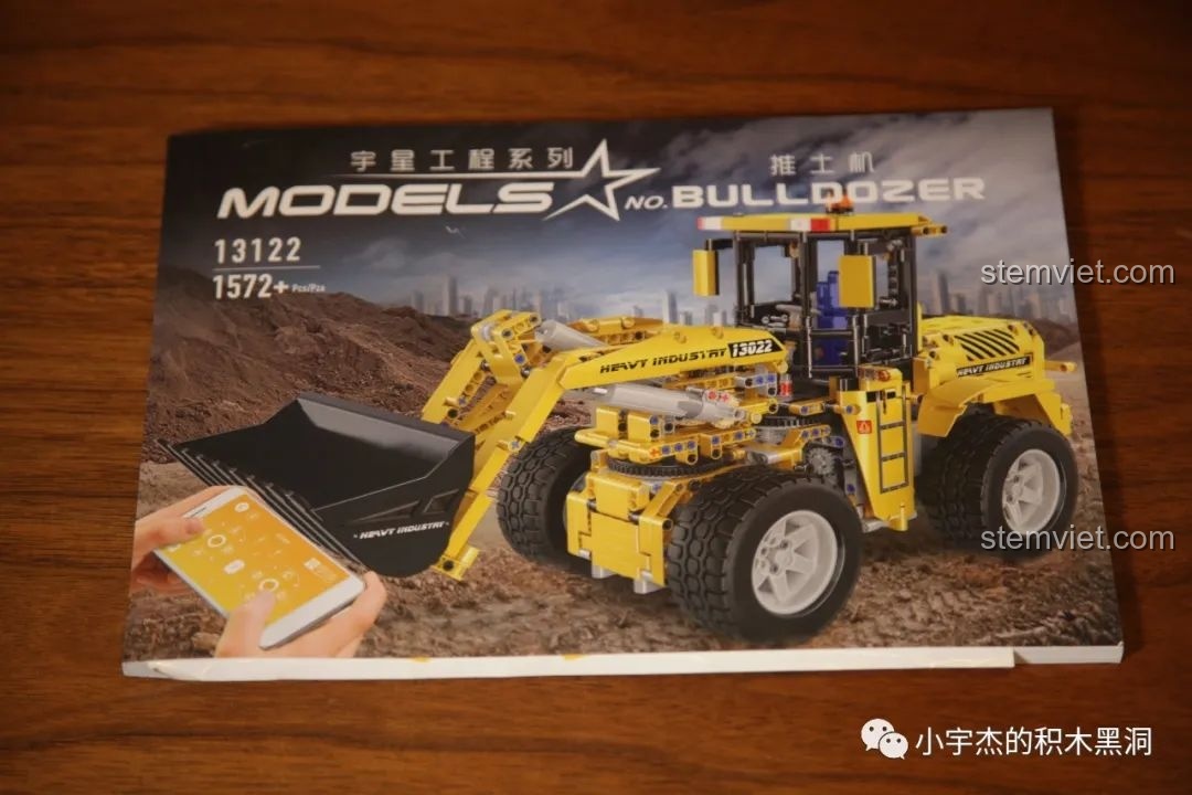 Sách hướng dẫn lắp ráp chi tiết của bộ Mould King 13122, bìa sách in hình mô hình xe xúc lật hoàn chỉnh.