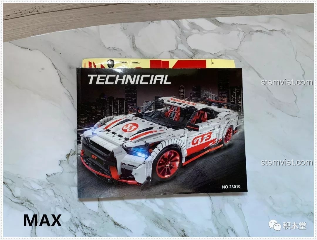 Sách hướng dẫn lắp ráp dày dặn của bộ Qizhile 23010 Nissan GT-R, với hình ảnh mô hình xe trên bìa.