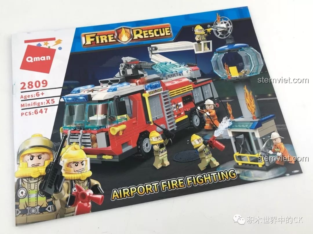 Sách hướng dẫn lắp ráp của bộ QMAN 2809 Xe cứu hỏa Sân bay Tiên phong, bìa sách in hình sản phẩm hoàn thiện.